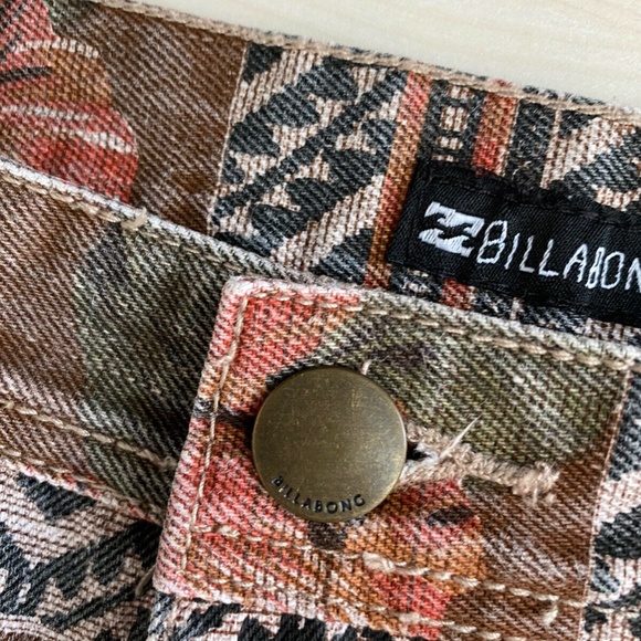 BILLABONG Red Floral Distressed Denim Shorts Sz 10 - Picture 9 of 9